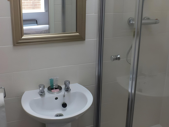 Bathroom 3, Minworth Lodge, Birmingham