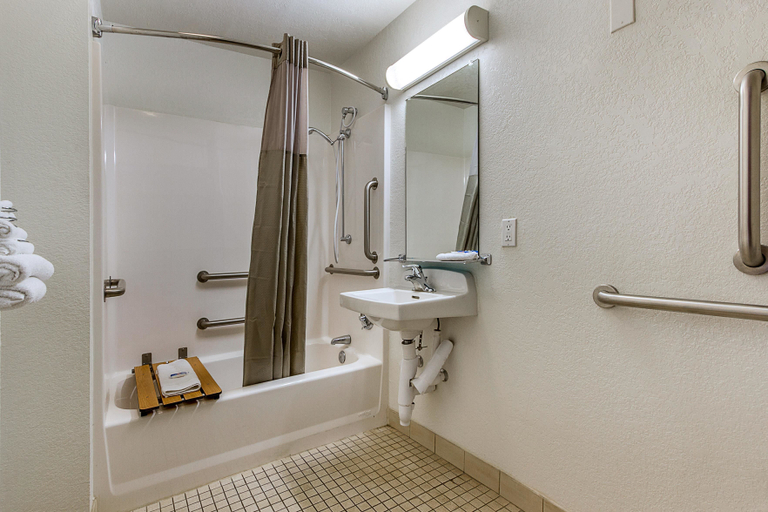 Bathroom 4, Motel 6 Phoenix North - Bell Road, Maricopa