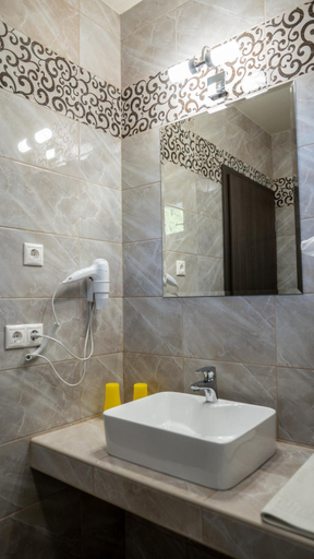 Others 3, Fonix Apartman, Lenti