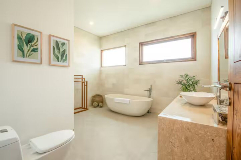 Bathroom 5, Villa D'Breeze - Lavish 6 BR with Ocean Vista, 5 mins to Savaya, Badung