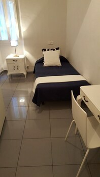 Others 2, Hostal Parisien, Barcelona