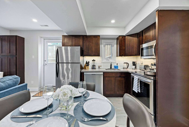 Others 4, Casa St Clair - Family Suite w Patio, Toronto