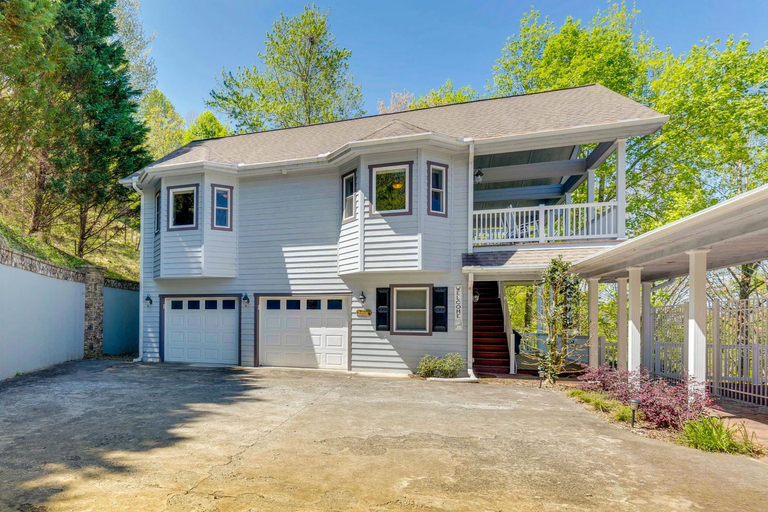 Lake-View Condo with Covered Deck in Hiawassee!, Towns
