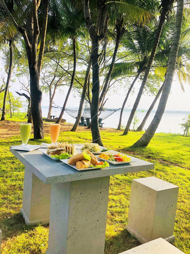 Food & Drinks 5, Lucas Lake Hotel, Thissamaharama