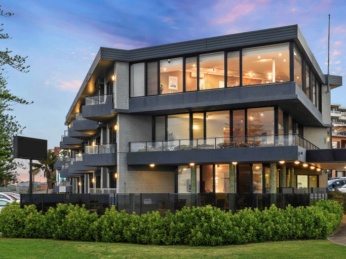 Exterior & Views