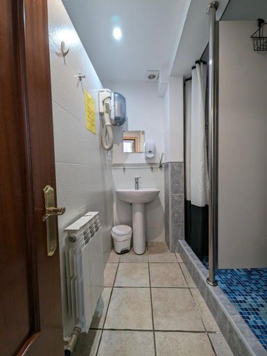 Bathroom 4, Albergue El Alfar/Pilgrim Hostel, Burgos
