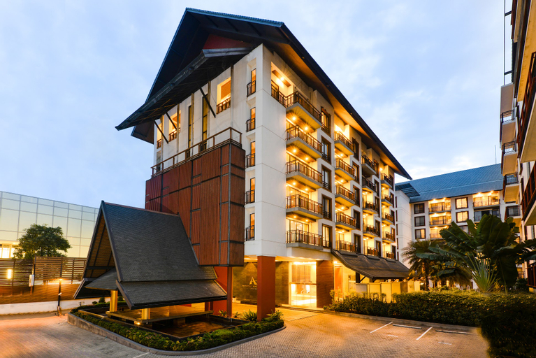 Exterior & Views 13