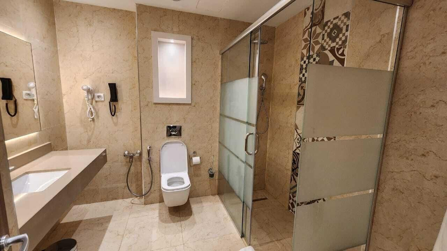 Bathroom, Azur Rotana Thalasso & Resort, Marsat El Hadjadj