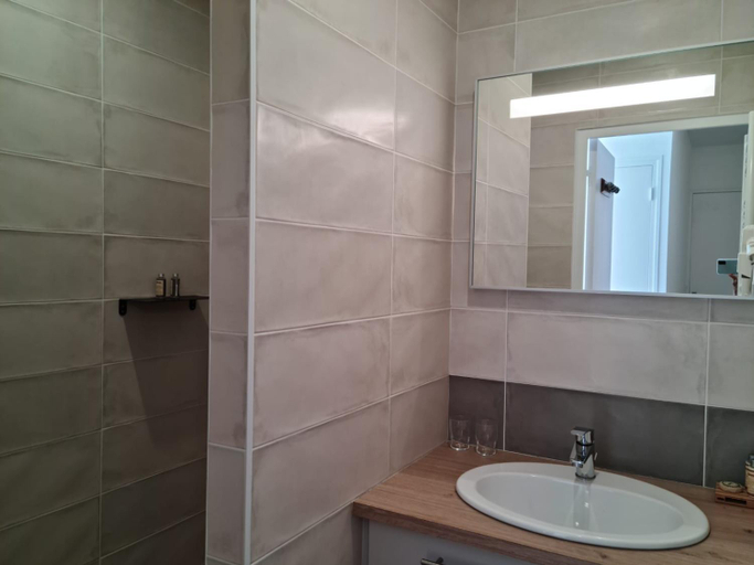 Bathroom 4, Bleu Outremer, Côtes-d'Armor