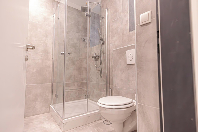 Bathroom 2, 4BR Apt for 10P - 10 Min to Westbahnhof, Wien