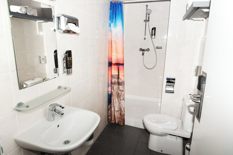 Bathroom 5, Amsterdam Teleport Hotel, Amsterdam