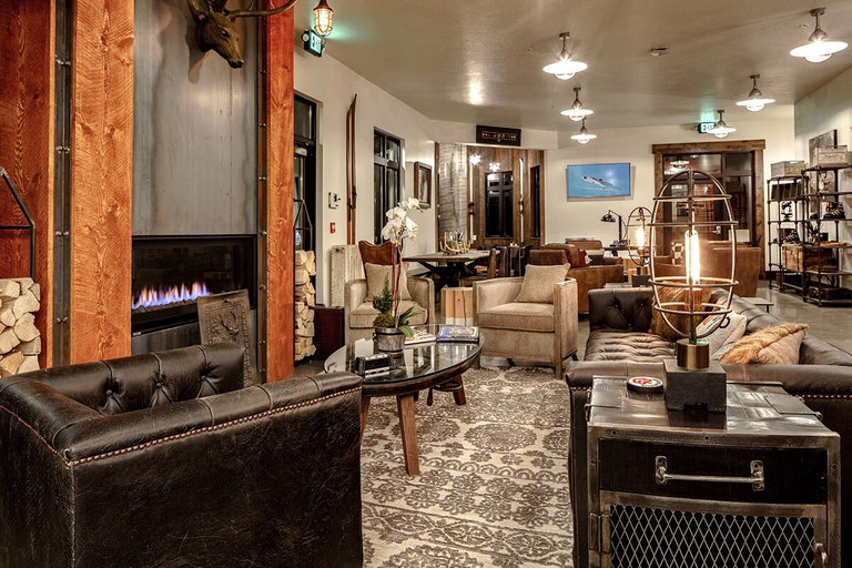 Public Area, Compass Rose Lodge, Weber