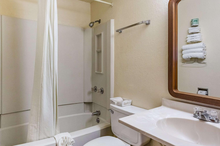Bathroom 4, Rodeway Inn Farmington, San Juan
