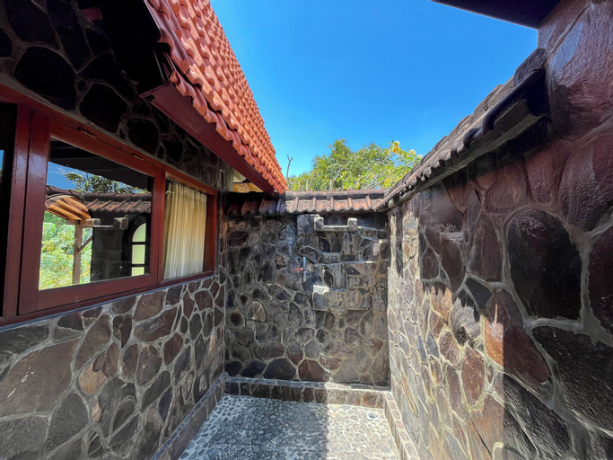 Exterior 3