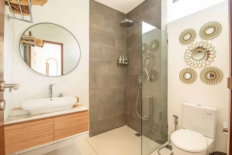 Bathroom 5, Villa Mateo - Marvelous 6BR Villa, 2 mins to Beach, Badung