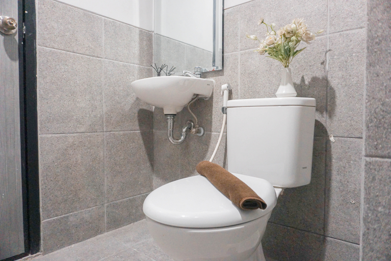 Bathroom 5, Cozy And Homey Studio at Riverdale Apartment By Travelio, Cikarang