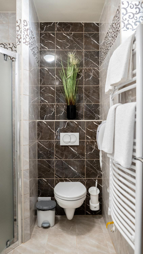 Others 4, Fonix Apartman, Lenti