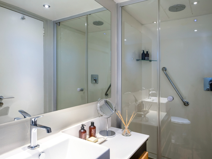 Bathroom, Zambezi Queen by Mantis, Kabe