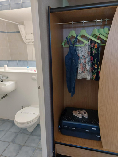 Bathroom 5, Kyriad Blois Nord, Loir-et-Cher