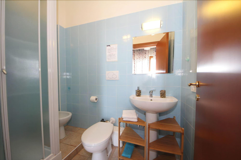 Bathroom 4, La Rosa Blu Bed & Breakfast, Bari
