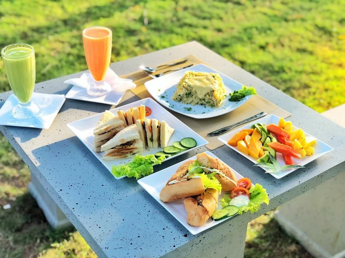 Food & Drinks 4, Lucas Lake Hotel, Thissamaharama