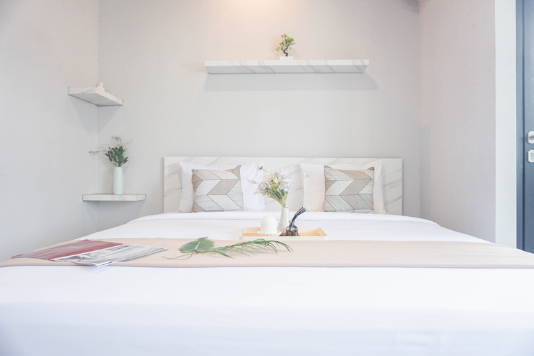 Bedroom 2, Cozy And Homey Studio at Riverdale Apartment By Travelio, Cikarang