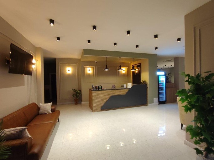 Others 5, The Brothers Suit Otel, Dalaman