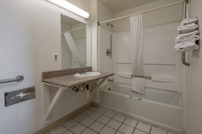 Bathroom 3, Travelers Inn, Maricopa