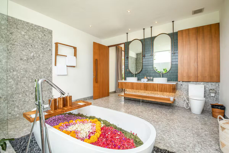 Bathroom 5, Villa Swastamita - Luxury 5BR Villa, 200m to Brawah's Beach Bliss, Badung
