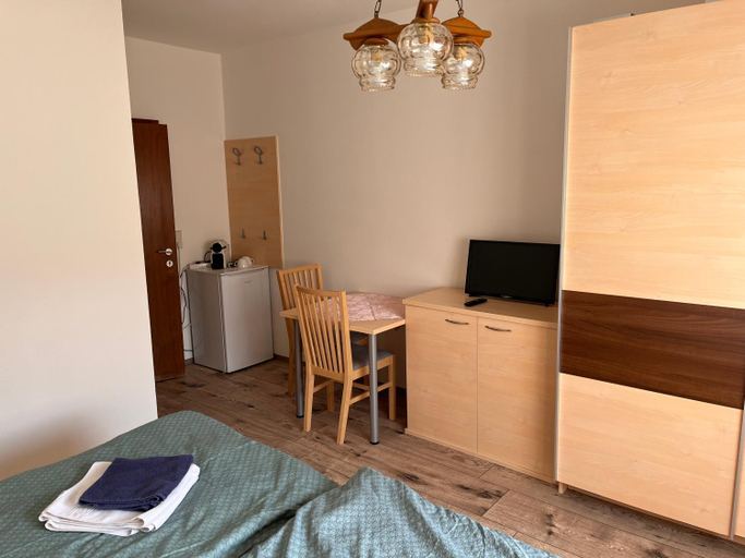 Others 3, Beherbergungsbetrieb Madle, Bruck an der Leitha