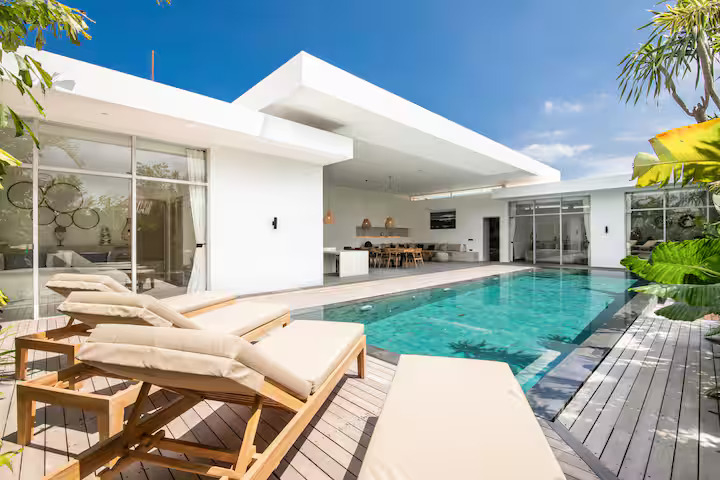 Villa White - Modern 4 BR villa heart of Canggu 800m to beach, Badung