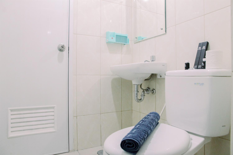 Bathroom 4, Nice 2BR Springlake Summarecon Bekasi By Travelio, Bekasi