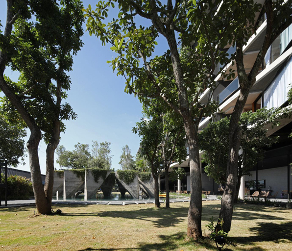 Exterior & Views
