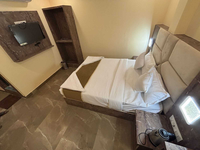 Bedroom 5, Hotel Crystal Castle, Mumbai Suburban