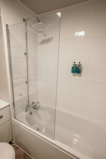 Bathroom 3, Cat & Lion Country Pub and Hotel, Warrington