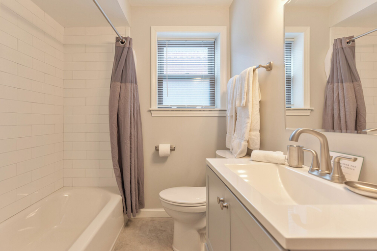 Bathroom 5, 19 Battery St-3, Boston