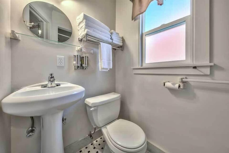 Bathroom 5, Silver Maple Inn, Mono