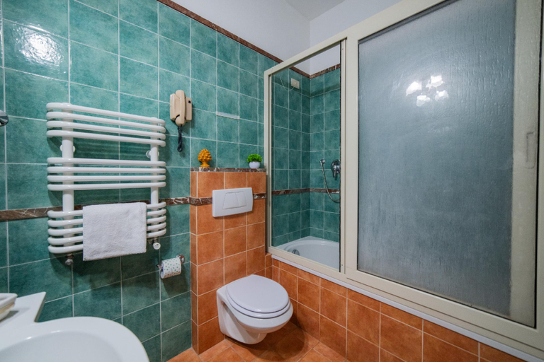 Bathroom 2, Casa Pertosa, Messina