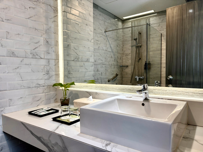 Bathroom 16