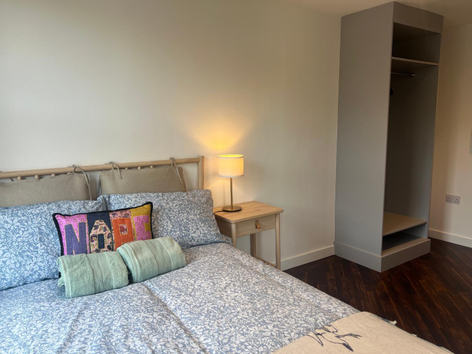 Bedroom, Spacious Battersea Rooms and Apartments, London