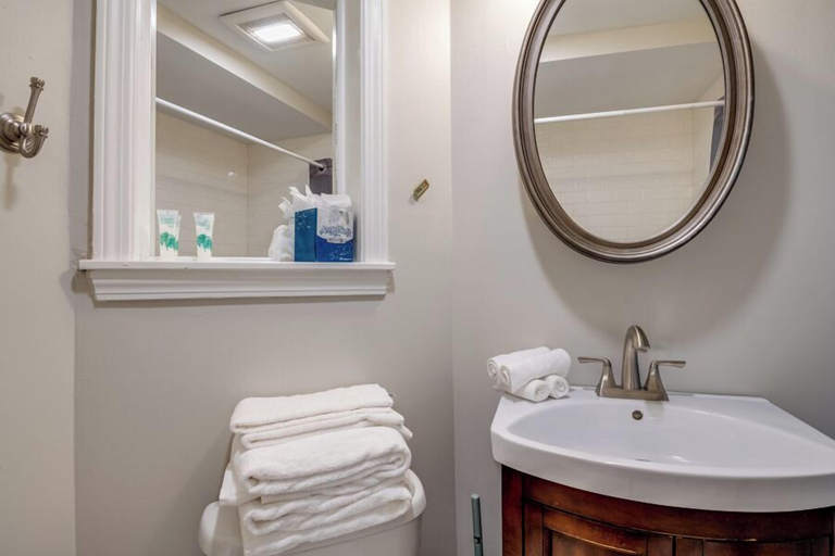 Bathroom 2, 19 Battery St-4, Boston