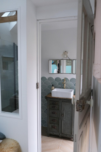 Bathroom 3, Les Pierres Mont-Saint-Michel, Manche