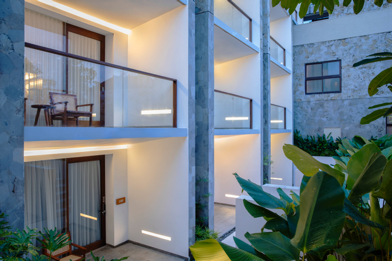 Exterior & Views 27