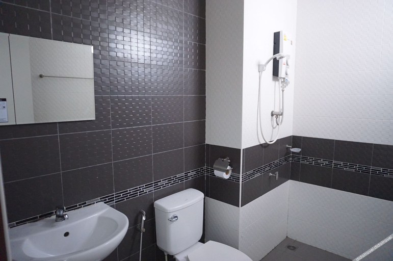 Bathroom 3, The Boutique Hostel, Muang Chumphon