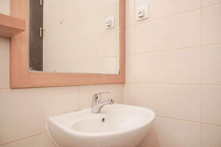 Bathroom 4, Homey and Modern Studio at Sky Terrace By Travelio, West Jakarta