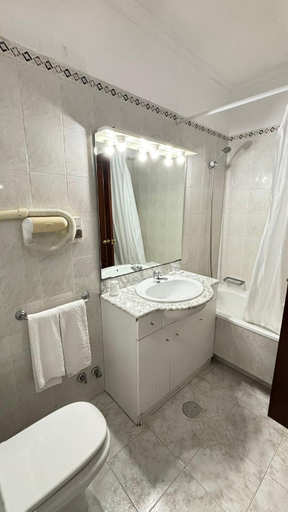 Bathroom 3, Hotel Trindade Coelho, Mogadouro
