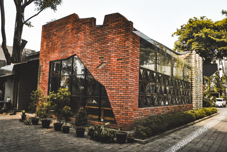 Exterior & Views