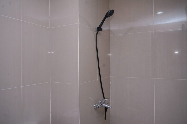 Bathroom 5, Minimalist and Spacious Studio Apartment at Paramount Skyline By Travelio, Tangerang
