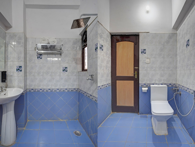 Bathroom 3, Hotel Prithvi palace, Ghaziabad