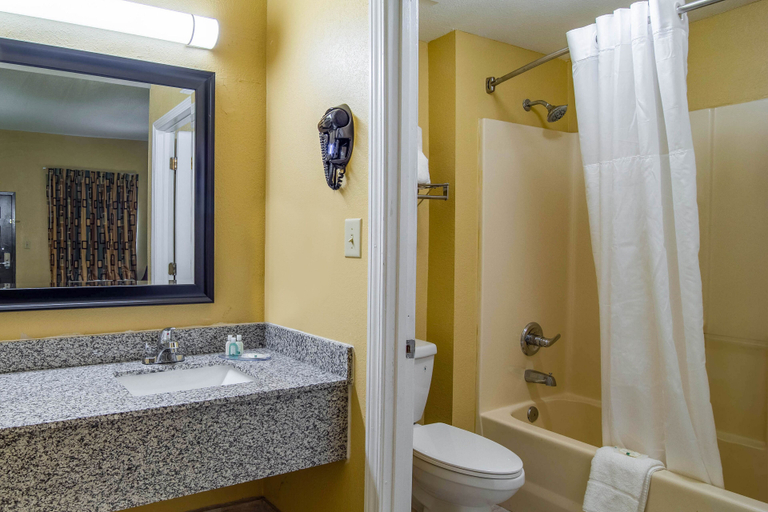 Bathroom 4, Quality Inn West Columbia - Cayce, Lexington